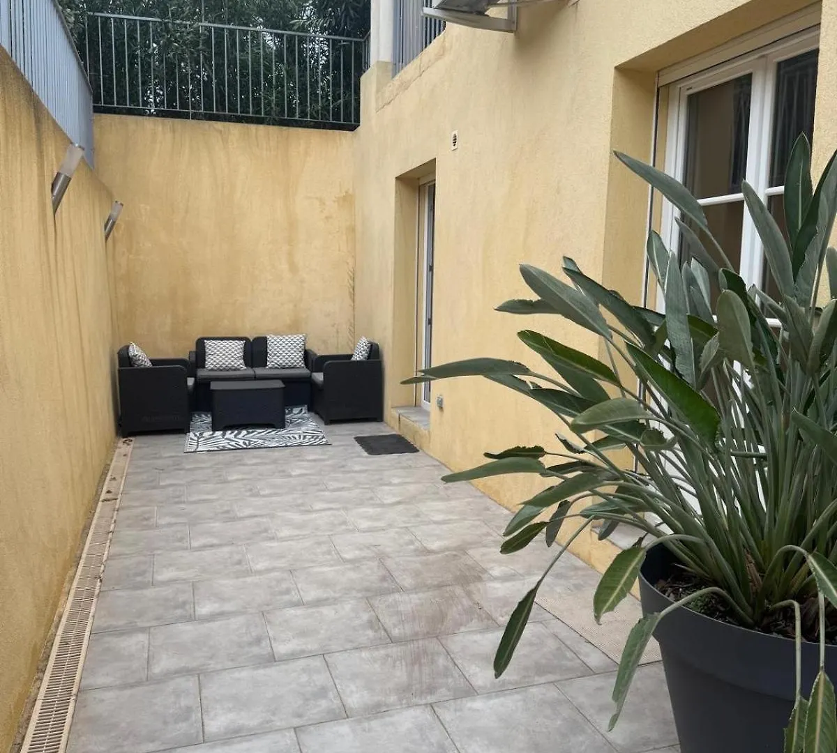 Bas De Villa A 15 Min De Nice Avec Piscine Carros